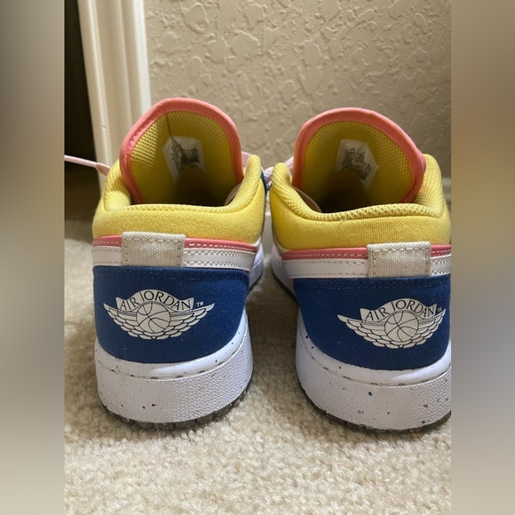 Big Kid Jordan 1 Low - Picture 3 of 5